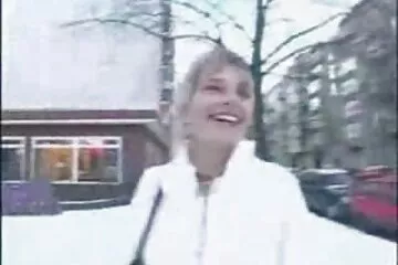 لم نرَ بعضنا منذ أسبوع ، لكن الهرة تحترق افلام سكي عراقي وكأنها قد مرت سنة.