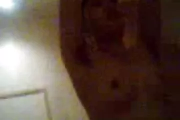 يتم تسليم مدبرة المنزل في برميلين إلى افلام سكس عراقي ايجات صاحب العمل وصديقه.